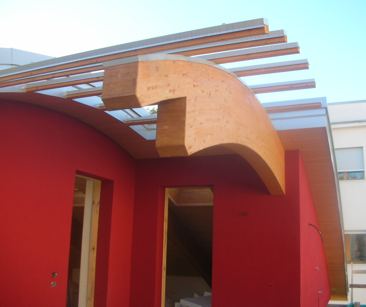 Gebogener Leimbinder für individuelles Holztragwerk