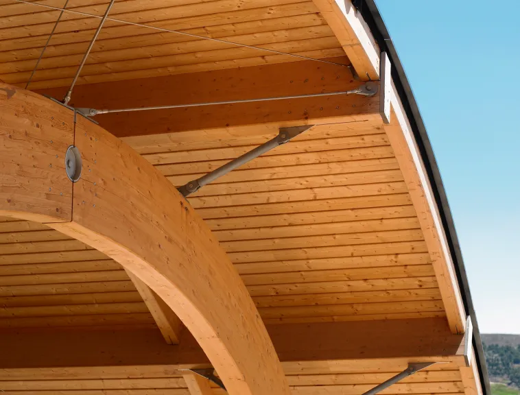 Gebogenes Holztragwerk als individuelle Sonderform